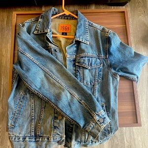 Mens medium GAP rarely worn jean jacket purchased 2001